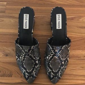 NWT Steve Madden snakeskin mules